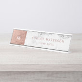 モダンのばら色の金ゴールド白い大理石色のブロックのモノグラム デスクネームプレート (正面)