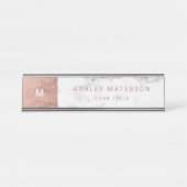 モダンのばら色の金ゴールド白い大理石色のブロックのモノグラム デスクネームプレート (正面)