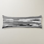 モダンの抽象的な白黒のイカットパターン ボディピロー (正面)