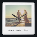 モダンの新人写真 スクエア壁時計<br><div class="desc">おもしろいの壁掛け時計がインスタントの写真のように見える。この壁カッコいい時計は、ミニマルデザインと写真の上にあるフィルターを備えており、与え古いレトロの外観を変更したり、ボタンの外観を変更したりすクリックることができます。  新素晴らし郎新結婚婦の贈り物をします。</div>