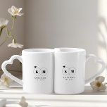 モダンの結婚リングや輪カップルのイニシャル ペアカップ<br><div class="desc">カスタムデザインの新しいコーヒーのマグセットモダンは、リングとカップルのイニシャルを備えたミニマ結婚リストのデザインを特徴とする。</div>