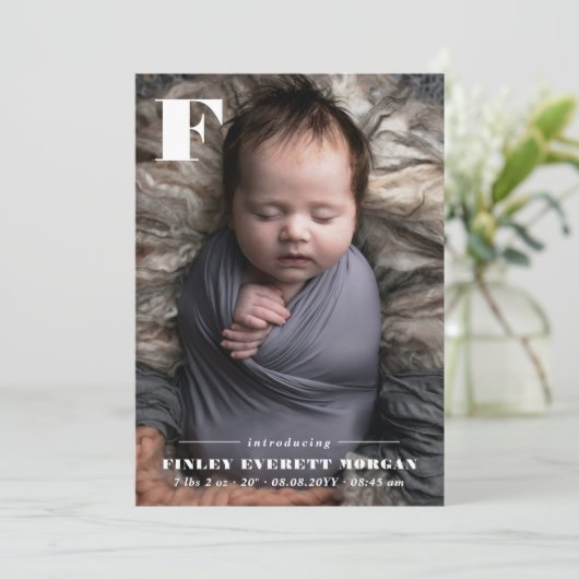 モダンはっきりしたイニシャル紹介新生児写真 案内状 (スタンド正面)