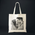 モダンはっきりしたタイポグラフィカスタム写真結婚s トートバッグ<br><div class="desc">写真のカスタム追加フォトフィルタが適用される。日付ははっきりしたserifタイポグラフィ。新郎新婦と新郎新婦の名前はサンセリフタイポグラフィ。</div>