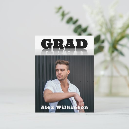 モダンはっきりしたタイポグラフィグレイミニマル写真卒業 インビテーションポストカード (スタンド正面)