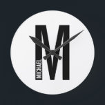 モダンはっきりしたパーソナライズされたモノグラム名 ラウンド壁時計<br><div class="desc">モノグラムモダンデザインパーソナライズされたモノグラム文字"M"と名前を使用してモダンsans serifフォントスタイルはっきりした。</div>