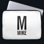 モダンはっきりしたパーソナライズされたモノグラム名 ラップトップスリーブ<br><div class="desc">白黒モノグラムモダンデザインパーソナライズされたモノグラムと名前をサンモダンセリフフォントスタイルではっきりした特集。パパ、夫、ボーイフレンドなどのための完璧な贈り物。</div>