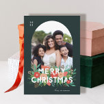 モダンはっきりしたフローラメリークリスマスのアーチ写真 シーズンカード<br><div class="desc">美しい写真のクリスマスカードは、サンゴ、赤オレンジ、ミント、ティール（緑がかった色）、ライム、緑の様々な色合いの手描きフローラ要素を備えている。松や花や葉つやモダンりや果実や芽など、白いタイポグラフィの「メリークリスマス読」も含まれる。 背景色は深い常緑樹で、カードの裏面には色の合った数々のが入ストライプる。このカードもしを色で表示したい場合は違う- Tracey at orabellaprints@outlook.com</div>