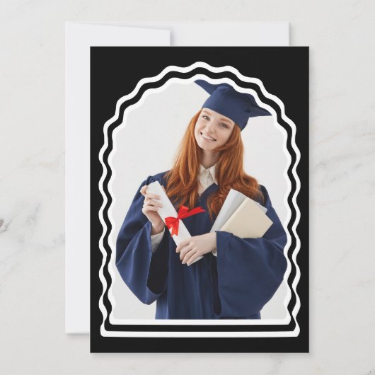 モダンはっきりした白黒波形アーチ写真卒業 招待状 (裏面)