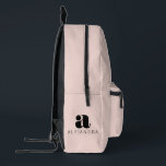 モダンはっきりした赤面ピンクモノグラム名 プリントバックパック<br><div class="desc">モノグラはっきりしたムと名前の組み合わせ。あなたのはっきりした名前のためのお洒落フォントの選択と大きなモノグラムのペア。自分のデザインを示す世界を作成する。</div>
