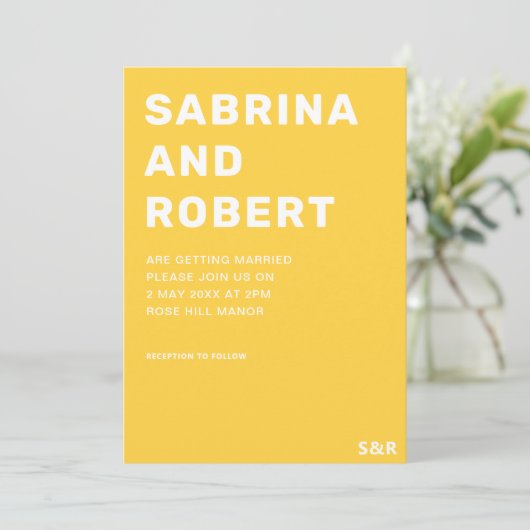 モダンはっきりした&ブライトイエロータイポグラフィ結婚ズ 招待状 (スタンド正面)