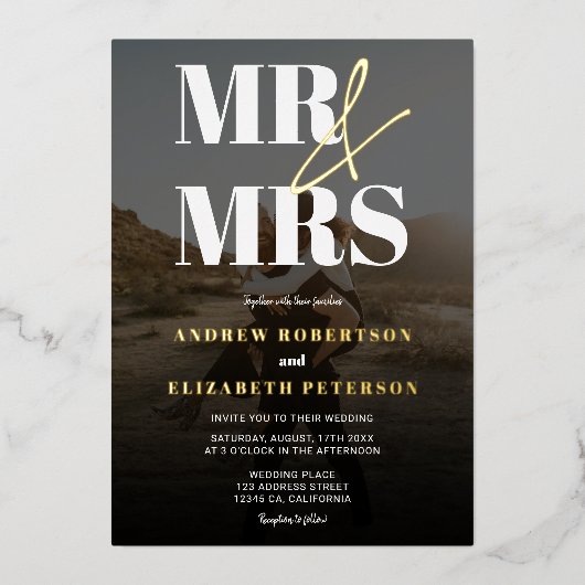 モダンはっきりしたMr.Mrsブラックフォト結婚ズ 箔招待状 (正面)