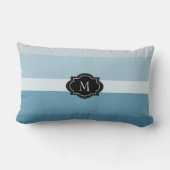 モダンはティール(緑がかった色)の青い縞のモノグラム家族を影で覆います ランバークッション (裏面)