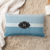 モダンはティール(緑がかった色)の青い縞のモノグラム家族を影で覆います ランバークッション (ブランケット)