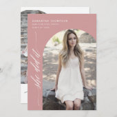 モダンほこりっぽいピンク彼女は卒業アーチの写真を行った 招待状 (正面/裏面)