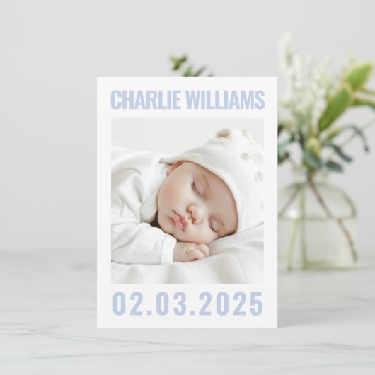 モダンほこりっぽい青新生児写真誕生 案内状 (スタンド正面)