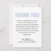 モダンほこりっぽい青新生児写真誕生 案内状 (裏面)