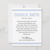 モダンほこりっぽい青新生児誕生写真 案内状 (裏面)