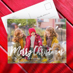 モダンよくはしゃぐシンプルGreetings Leaf家族の写真 シーズンポストカード<br><div class="desc">デザインは星を持つシンプルタイポグラフィよくはしゃぐで構成されている。家族の名前、年、およびメッセージをカスタム追加する。利用可能： http://www.zazzle.com/store/selectpartysupplies</div>
