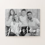 モダンよくはしゃぐシンプルScript Family Photo ジグソーパズル<br><div class="desc">デザインはスクリプトモダンタイポグラフィで構成されよくはしゃぐる。家族の写真を追加。</div>