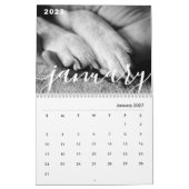 モダンよくはしゃぐシンプルScript Family Photos カレンダー (1月 2027)