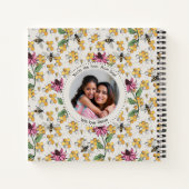 モダンアイボリークイーンビー&フラワーズモノグラフェミニンム ノートブック (裏面)