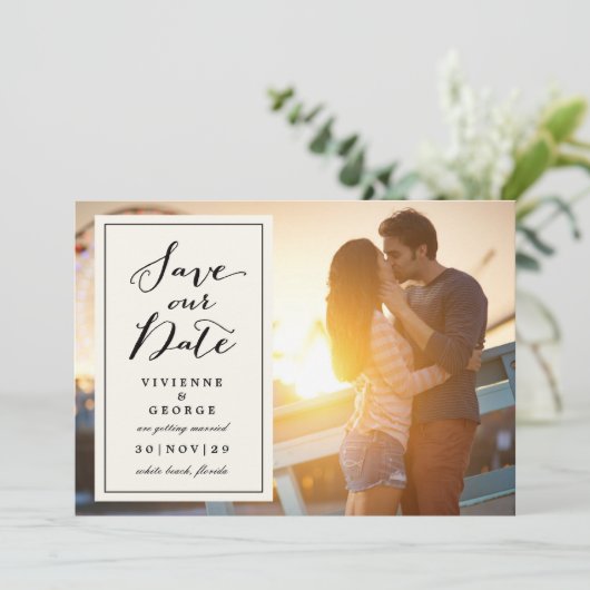 モダンアイボリークラシックボックスプレート写真の日付の保存 招待状 (スタンド正面)