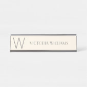 モダンアイボリーグレーのミニマルなモノグラム名 デスクネームプレート (正面)