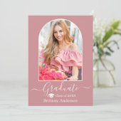 モダンアーチキャップほこりっぽいピンク卒業 案内状 (スタンド正面)