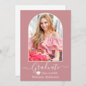 モダンアーチキャップほこりっぽいピンク卒業 案内状 (正面/裏面)