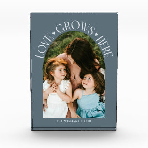 モダンアーチ スレートブルーのLove Grows Here フォトブロック