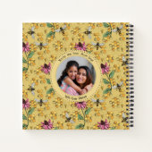 モダンイエロークイーンビー&フラワーズモノグラム ノートブック (裏面)