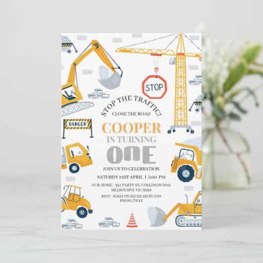 モダンイエローグレー建設1歳誕生日 招待状 (スタンド正面)