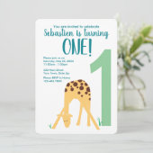 モダンイエロー赤ちゃんキリン1歳の誕生日 招待状 (スタンド正面)