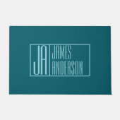 モダンイニシャルと名前 | 濃いティール（緑がかった色）&ライトブルー ドアマット (正面)