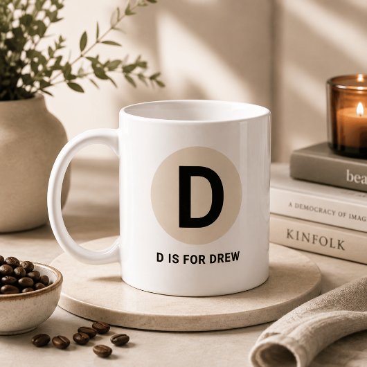 モダンイニシャルマグカップ - “D is for [名前]” デザイン コーヒーマグカップ