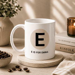 モダンイニシャルマグカップ - “E is for [名前]” デザイン コーヒーマグカップ