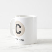 モダンイニシャルマグ – 「C is for [名前]」デザイン コーヒーマグカップ (正面左)