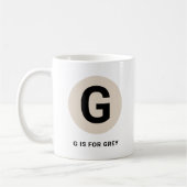 モダンイニシャルマグ – “G is for [名前]” デザイン コーヒーマグカップ (左)