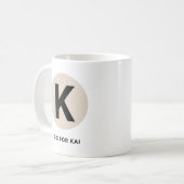 モダンイニシャルマグ – “K is for [名前]” デザイン コーヒーマグカップ (正面左)