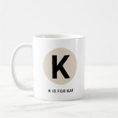 モダンイニシャルマグ – “K is for [名前]” デザイン コーヒーマグカップ (左)