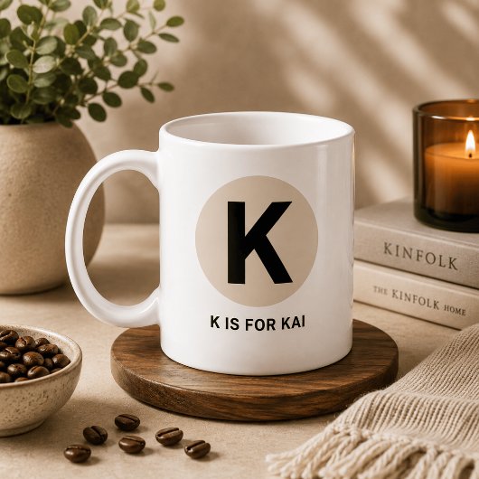 モダンイニシャルマグ – “K is for [名前]” デザイン コーヒーマグカップ