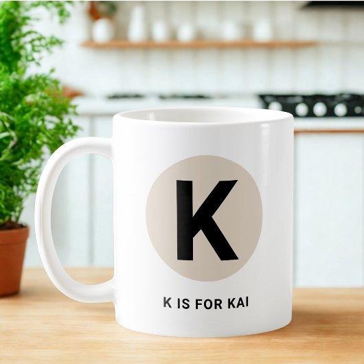 モダンイニシャルマグ – “K is for [名前]” デザイン コーヒーマグカップ