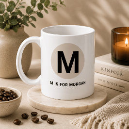 モダンイニシャルマグ – “M is for [名前]” デザイン コーヒーマグカップ