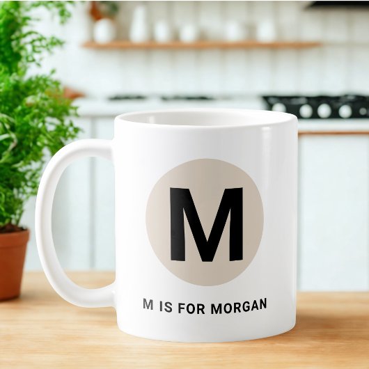 モダンイニシャルマグ – “M is for [名前]” デザイン コーヒーマグカップ