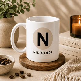 モダンイニシャルマグ – “N is for [名前]” デザイン コーヒーマグカップ