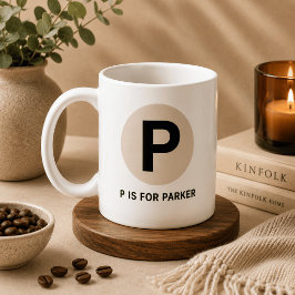 モダンイニシャルマグ – “Pは[名前]のP”デザイン コーヒーマグカップ