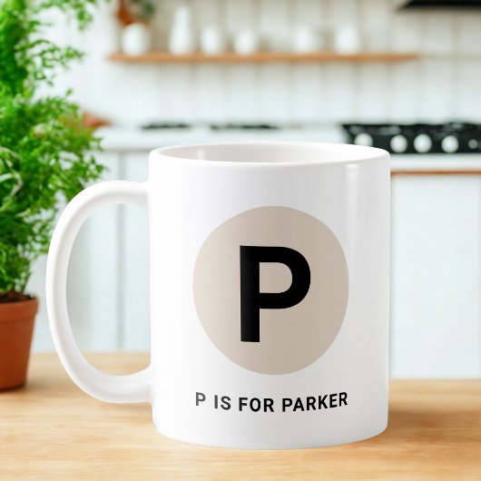 モダンイニシャルマグ – “Pは[名前]のP”デザイン コーヒーマグカップ