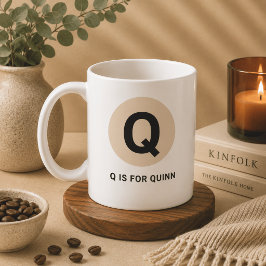 モダンイニシャルマグ – “Q is for [名前]” デザイン コーヒーマグカップ