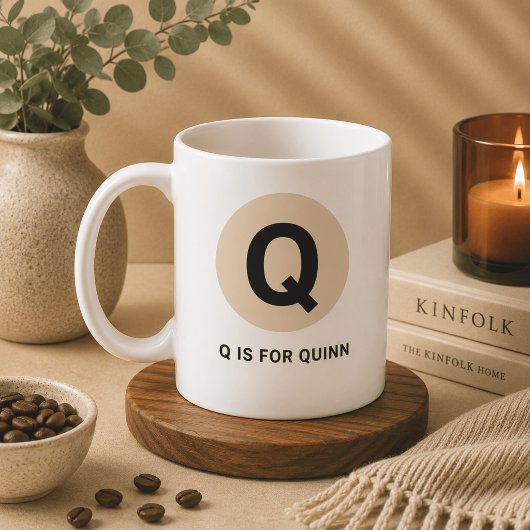 モダンイニシャルマグ – “Q is for [名前]” デザイン コーヒーマグカップ