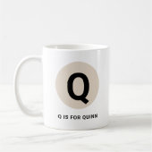 モダンイニシャルマグ – “Q is for [名前]” デザイン コーヒーマグカップ (左)